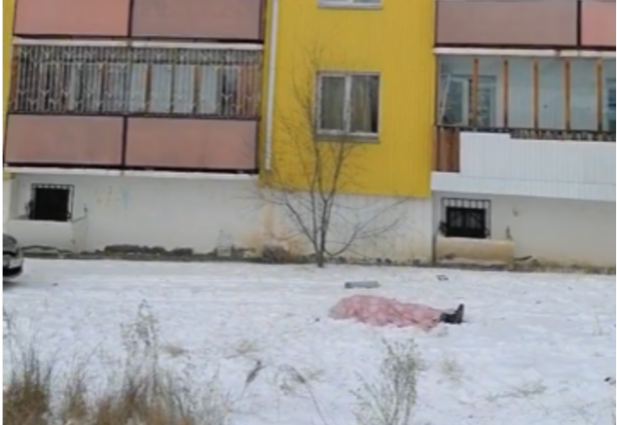 Фото В Улан-Удэ погиб сантехник, сорвавшись с крыши дома