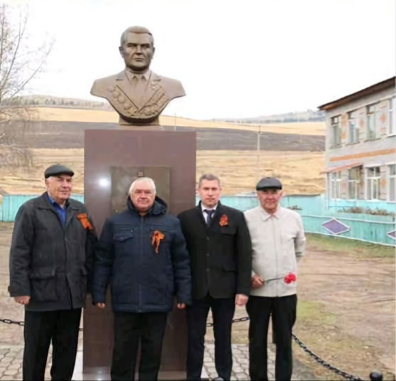 Фото В селе Бурятии открыли обновленный памятник Герою России Георгию Гуслякову