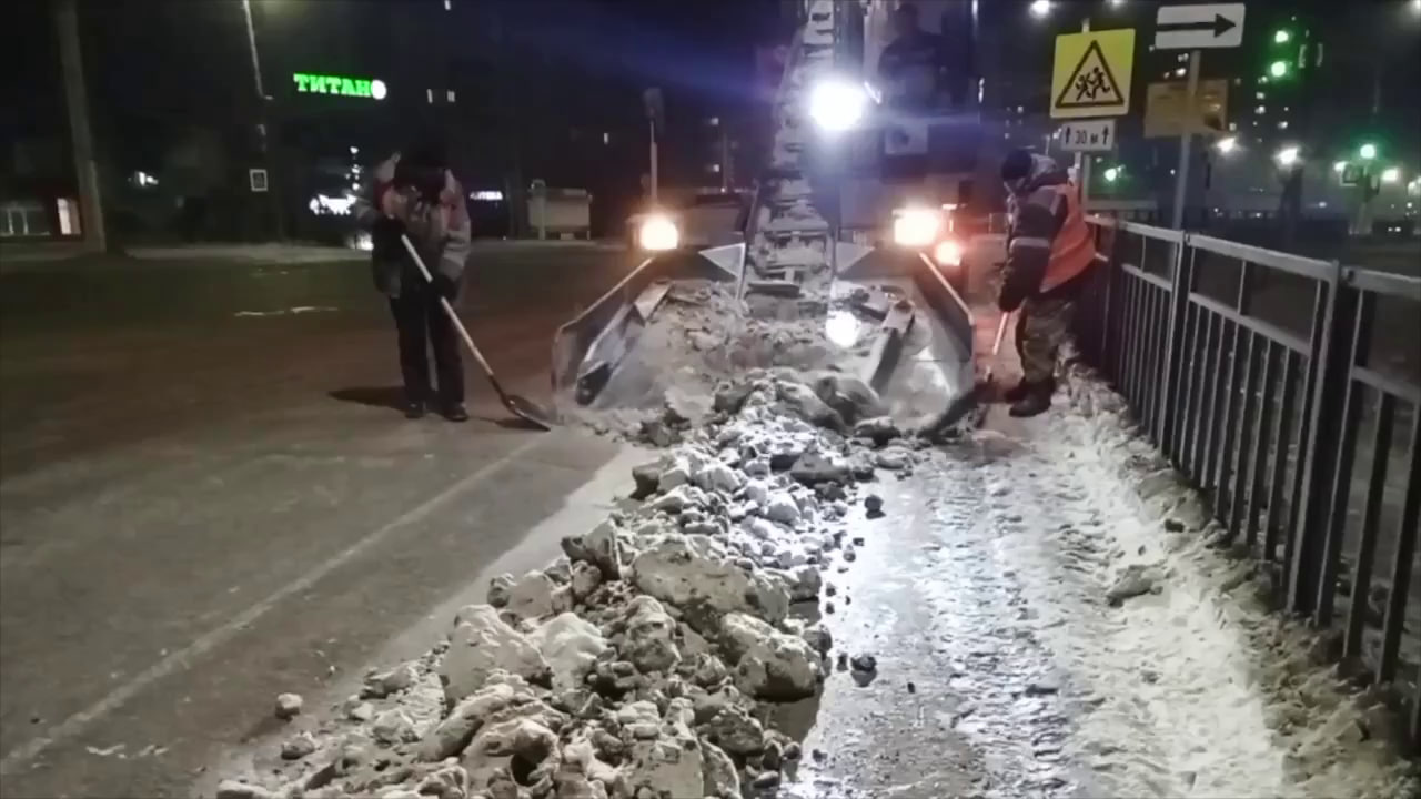 Фото В Улан-Удэ всю ночь убирали снег