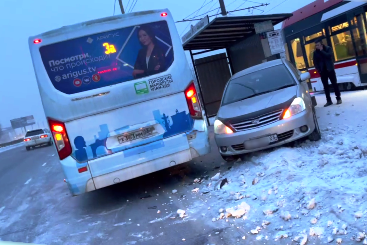 Фото В Улан-Удэ водитель иномарки врезался в автобус на остановке