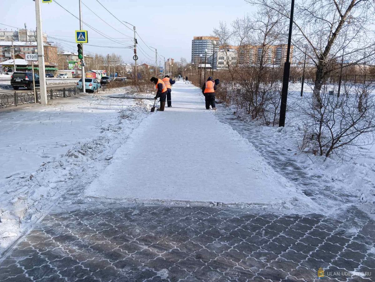 Фото Улицы Улан-Удэ чистят от "снежного панциря" (ФОТО)