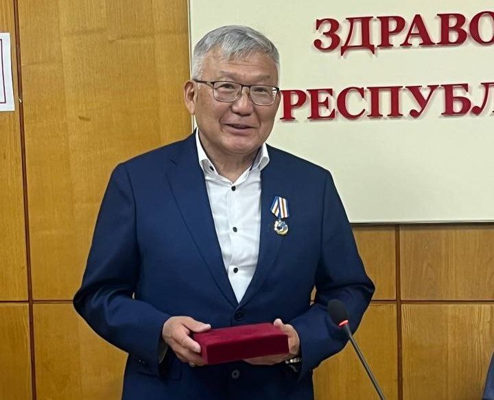 Фото Минздрав Бурятии поздравил главврача наркодиспансера с выходом на пенсию 