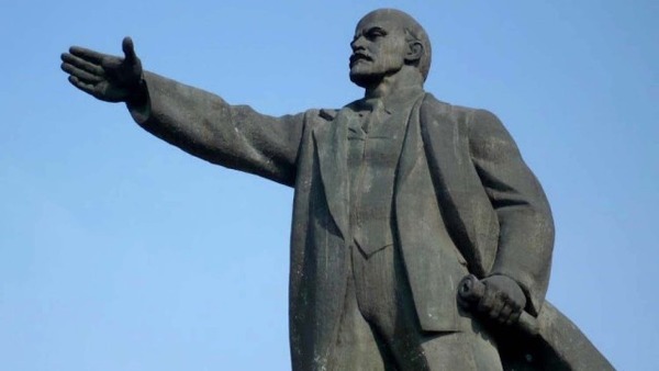 Фото Памятник Ленину в Бурятии закидали яйцами (ФОТО)