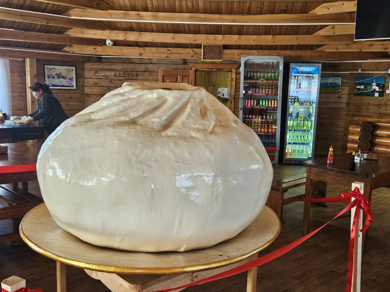 Фото В юрте-кафе при Иволгинском дацане Бурятии установили огромную буузу