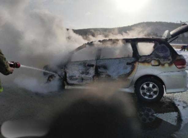 Фото В Бурятии во время движения загорелся автомобиль (ФОТО)
