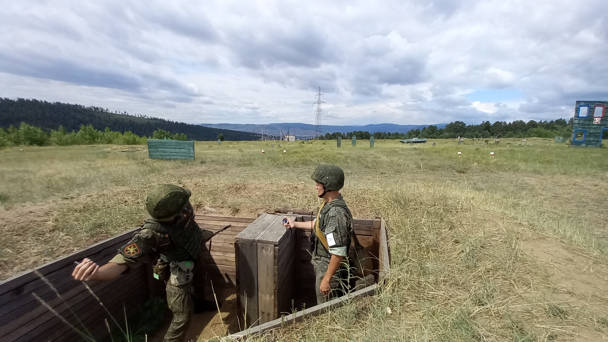 Фото В Бурятии военнослужащие ВВО совершенствуют навыки метания гранат