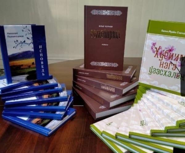 Фото В Бурятии издают книги местных авторов на бурятском и русском языках