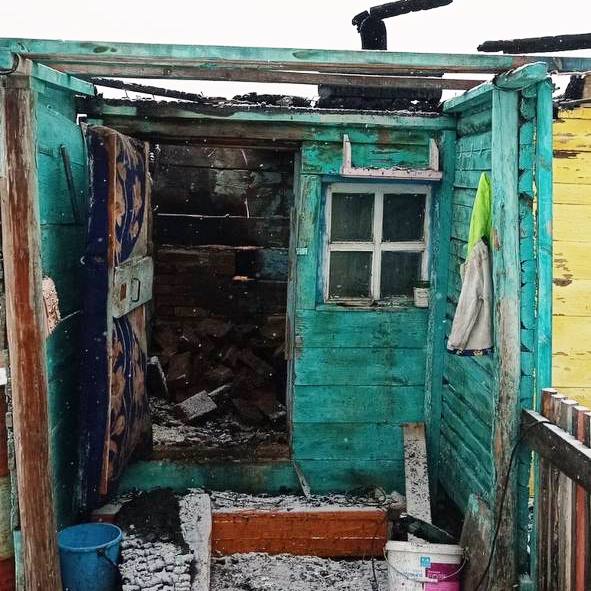 Фото Житель Бурятии на пожаре спасал кур из огня