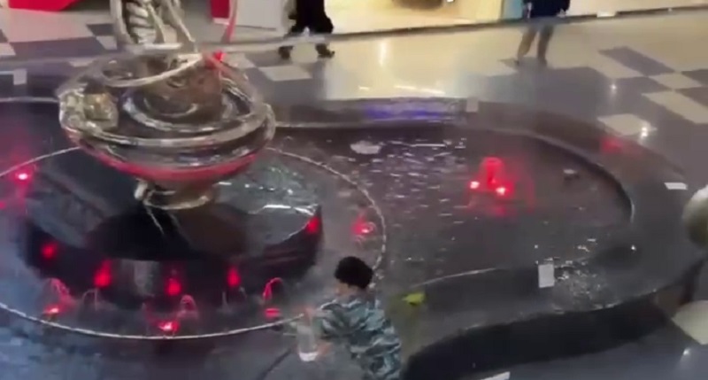 Фото Жителей Улан-Удэ возмутили политые бортики фонтана в торговом центре Galaxy