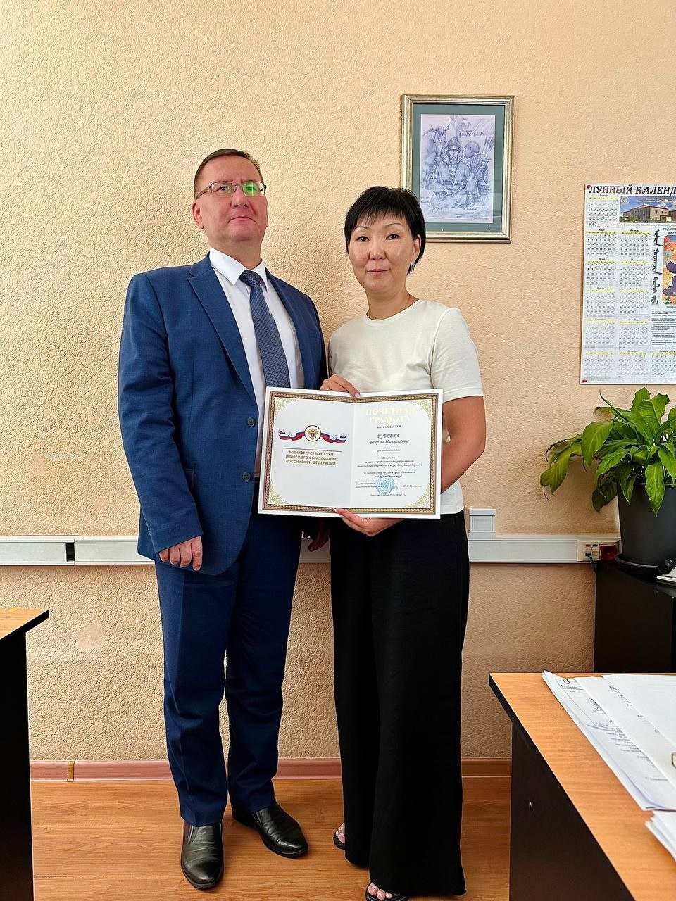 Фото В Бурятии сотрудник министерства получила Почетную грамоту минобрнауки РФ