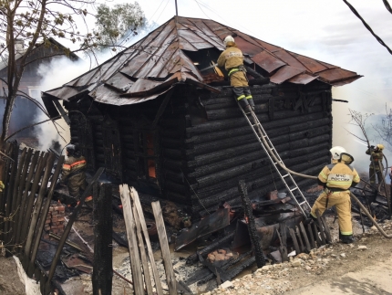 Фото Два ребенка погибли в горящем доме в Иркутске