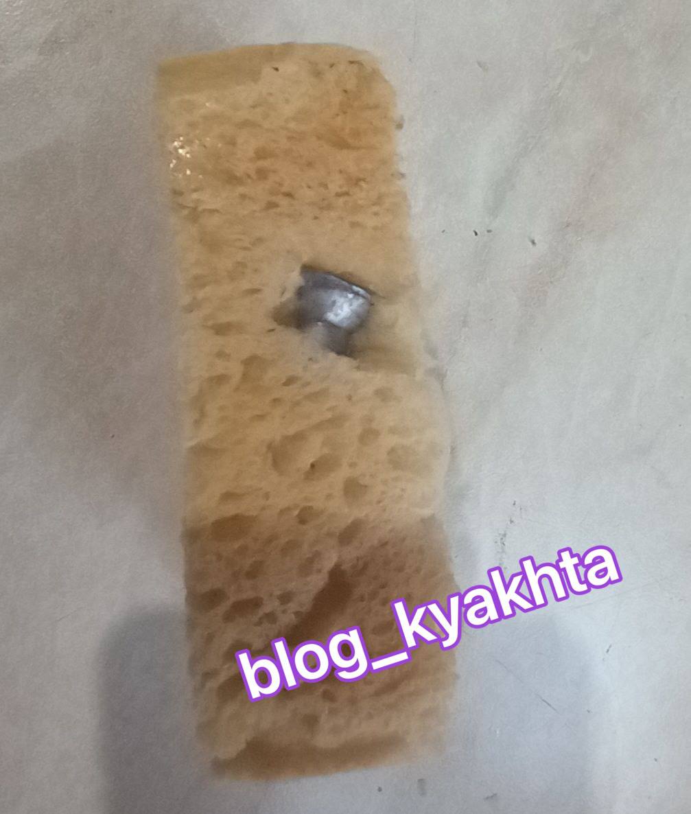 Фото Жительница Кяхты купила хлеб с шурупом внутри