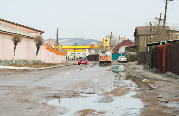 Фото В Улан-Удэ в районе крупной торговой базы отремонтируют дорогу