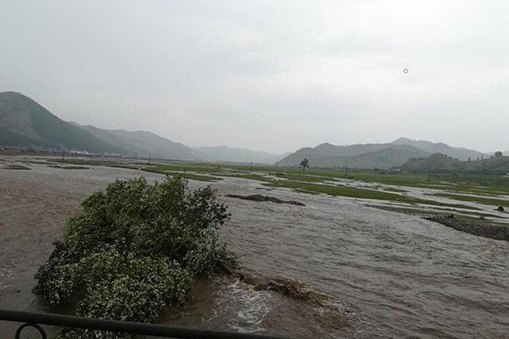 Фото Вышедшая из берегов река в Бурятии размыла дорогу