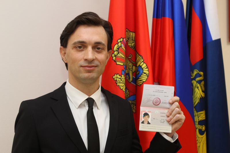 Фото Волонтер и преподаватель из Италии стал гражданином России