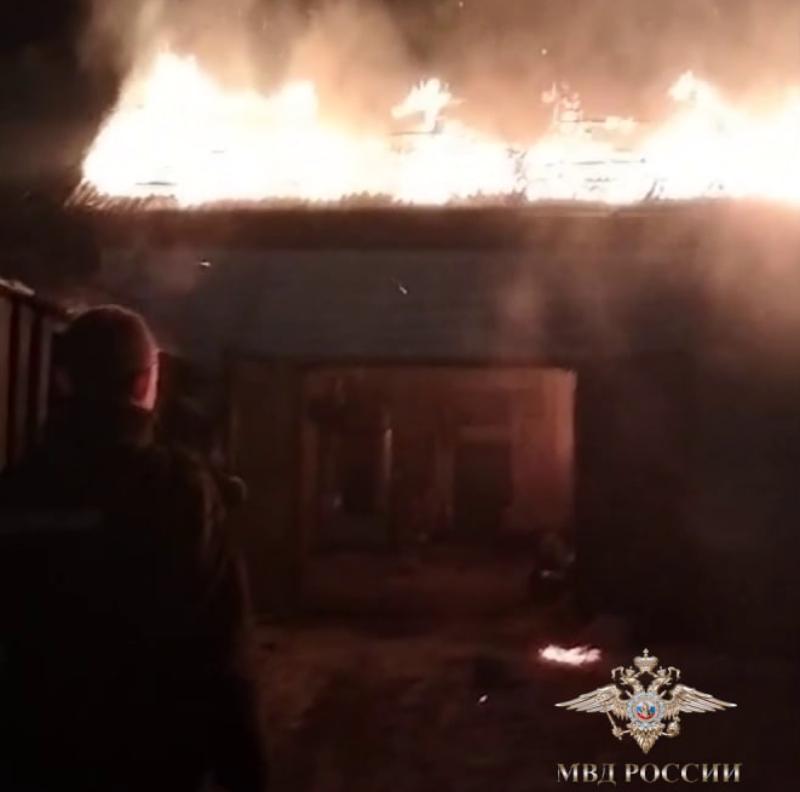 Фото В Улан-Удэ полицейские спасли жильцов из горящего дома