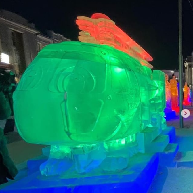 Фото Скульптуру "Вертолет" признали лучшей среди ледовых скульптур в Улан-Удэ