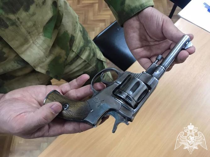 Фото В Улан-Удэ в квартире умершего нашли раритетный пистолет
