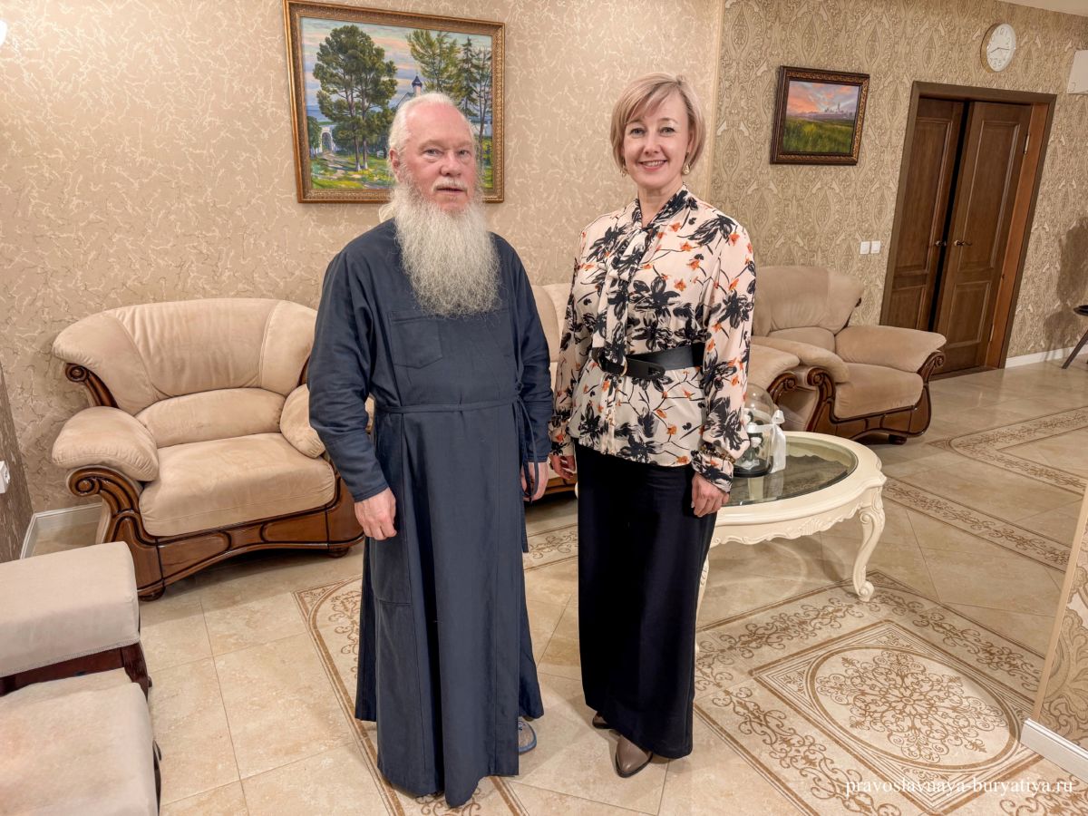 Фото В Улан-Удэ митрополит Иосиф подарил председателю Комитета по культуре икону святителя Тихона