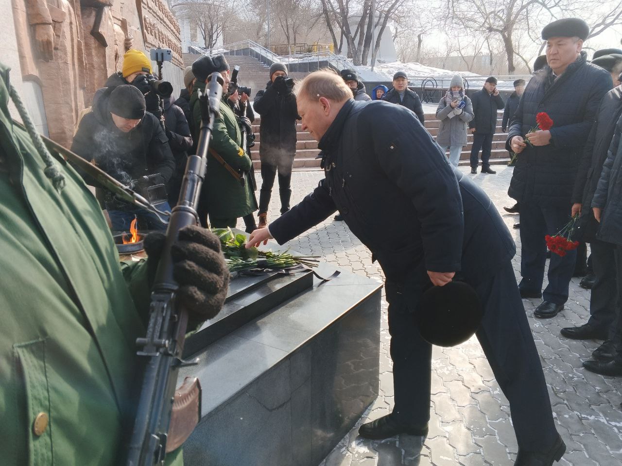 Фото Председатель Народного Хурала Бурятии возложил цветы к мемориалу Победы