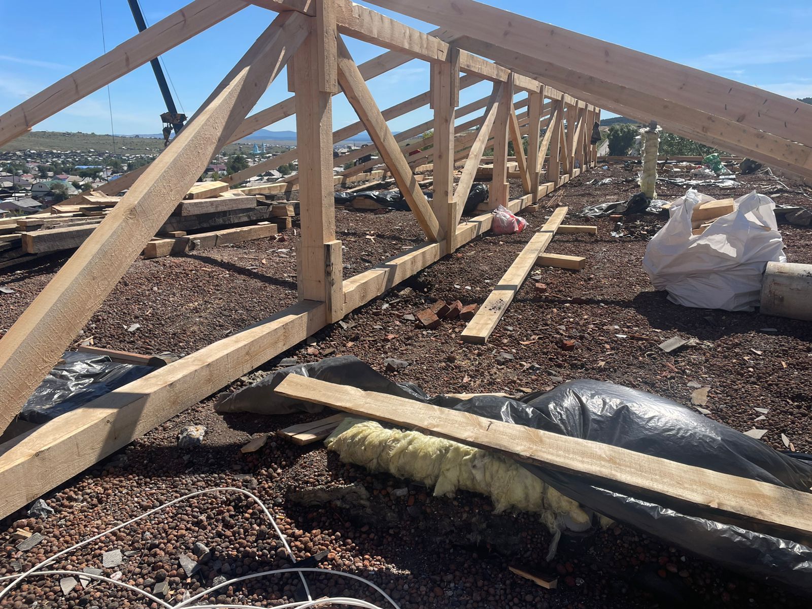 Фото В Бурятии восстановили каркас снесенной ветром крыши дома в Кяхте
