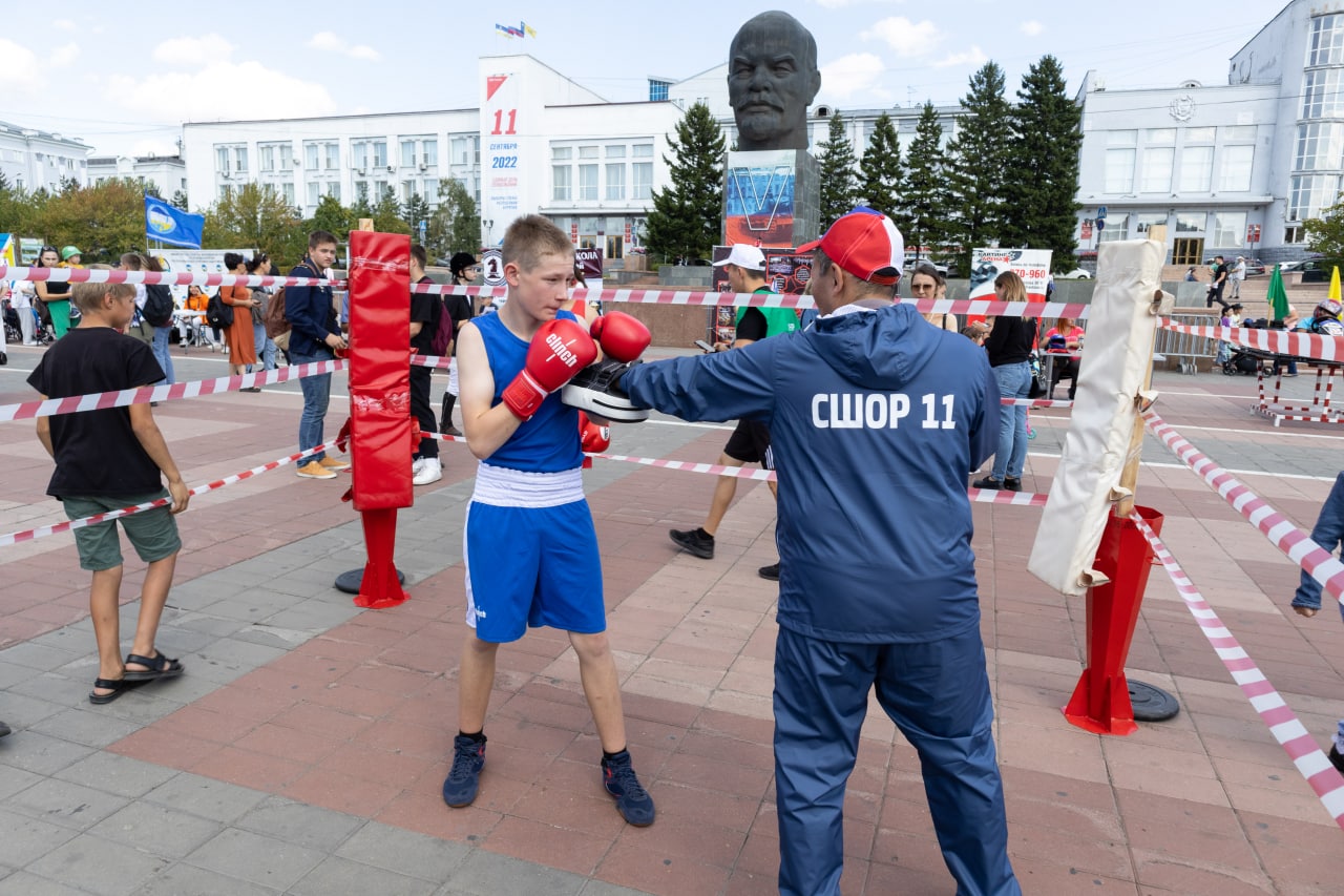 Праздник в улан удэ. Площадь Улан-Удэ. Столица Бурятии Улан-Удэ. Площадь советов Улан-Удэ. Пл революции Улан Удэ.