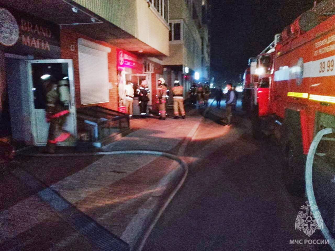 Фото Ночью в центре Улан-Удэ загорелся магазин