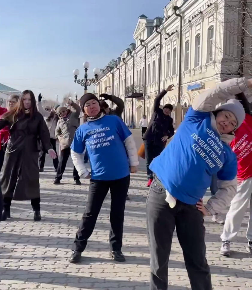 Фото В центре Улан-Удэ десятки людей вышли на зарядку