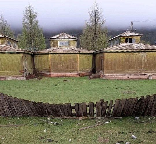 Фото Возле музея в районе Бурятии «прилёг» забор