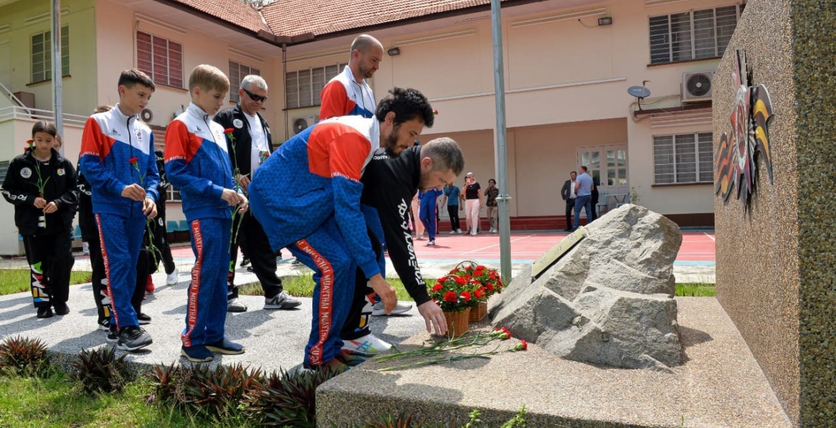 Фото Бурятская спортсменка в Малайзии почтила память советских бойцов, погибших в годы войны