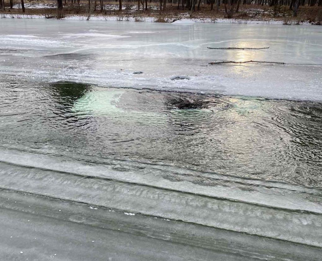 Фото  В Бурятии водитель погиб, провалившись с машиной под лед (ФОТО)