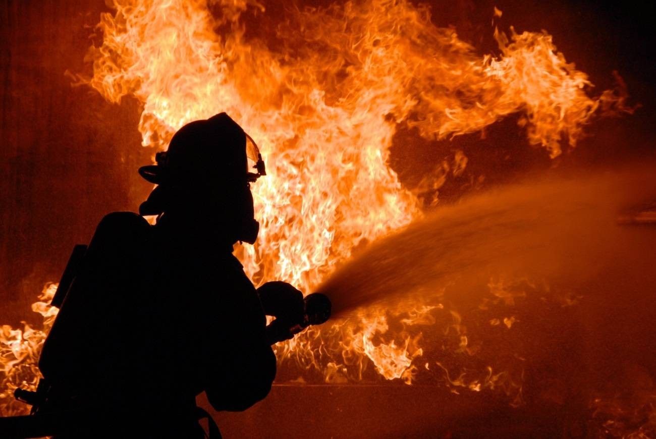 Фото Пожарные эвакуировали 10 человек из горящего дома в Улан-Удэ