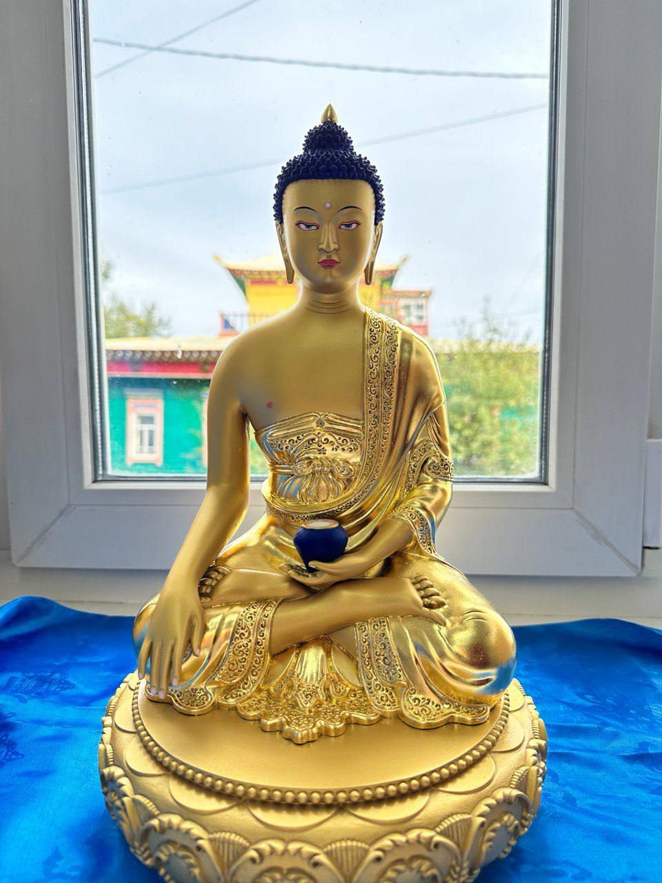 Фото Хамбо лама Дамба Аюшеев показал статую Будды Шакьямуни