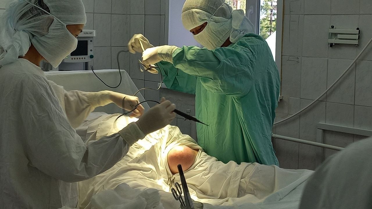 Фото В Бурятии врачи удалили у пенсионерки огромную опухоль 