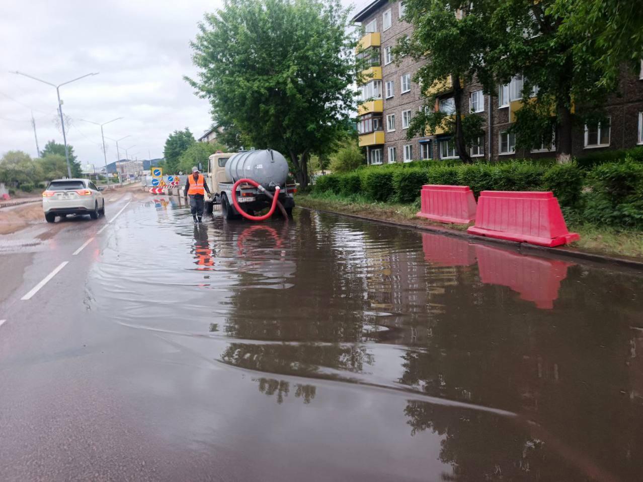 Фото Рано утром коммунальные службы Улан-Удэ вышли на откачку луж
