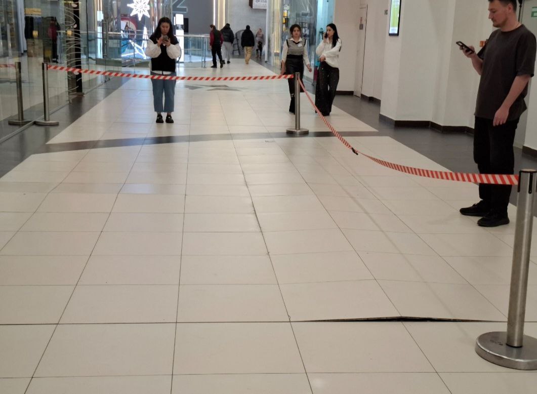 Фото Треснувшие полы в ТРЦ посреди Улан-Удэ объяснили морозным пучением 