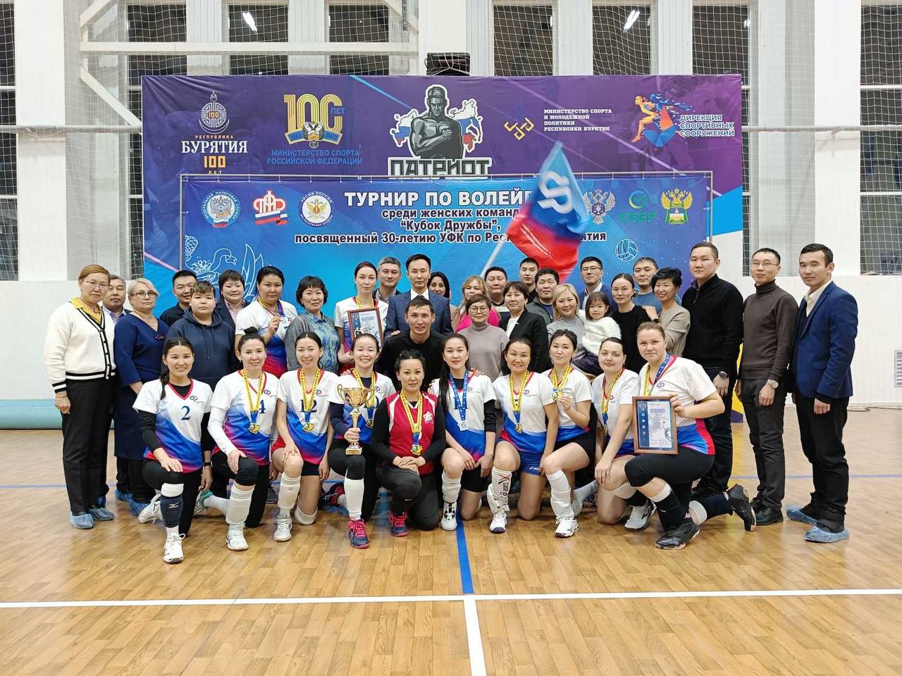 Фото В Улан-Удэ волейбольные команды органов исполнительной власти сразились за «Кубок Дружбы»