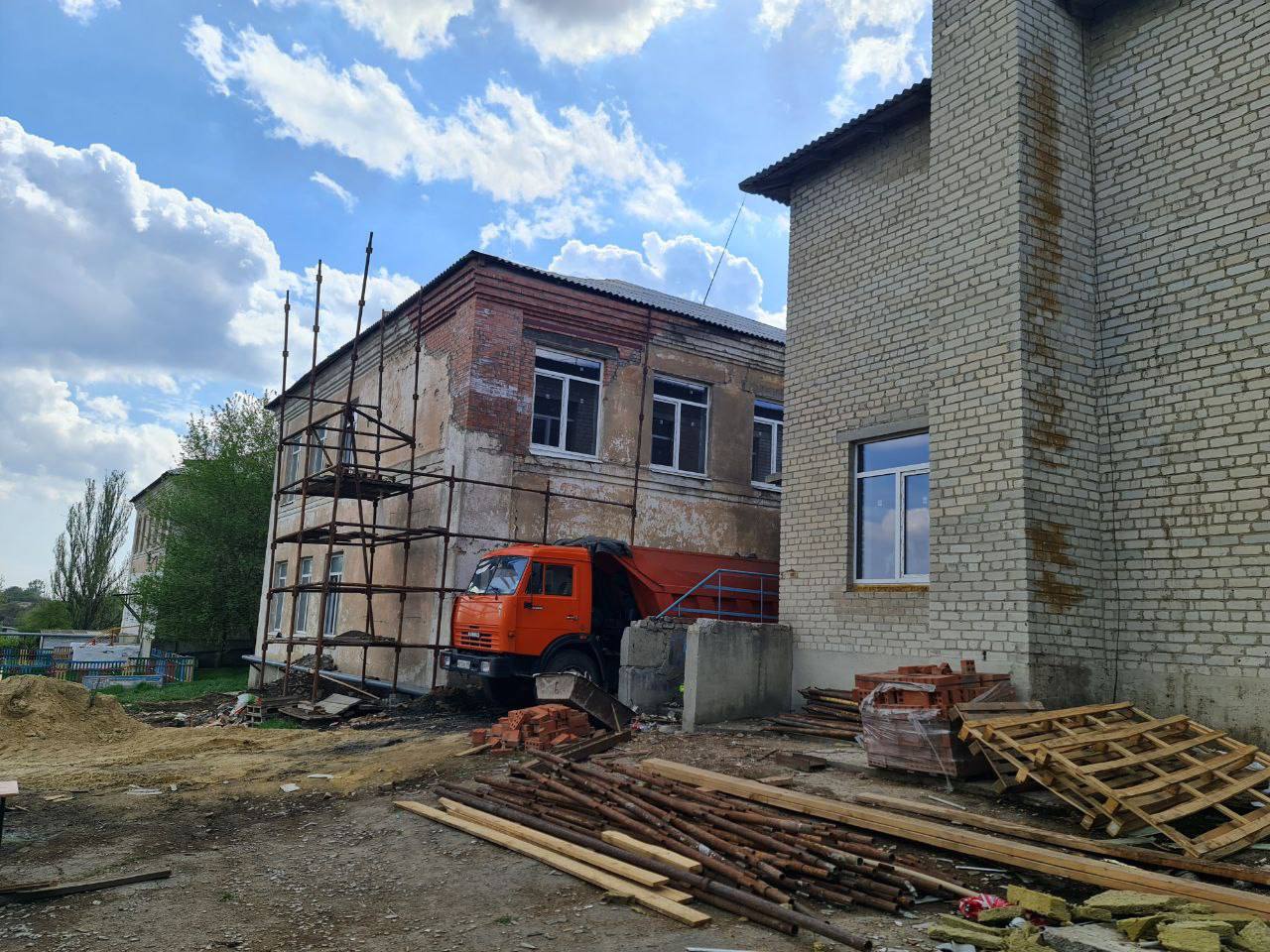 Фото Бурятия завершает восстановление школы в ДНР пострадавшей из-за обстрелов 