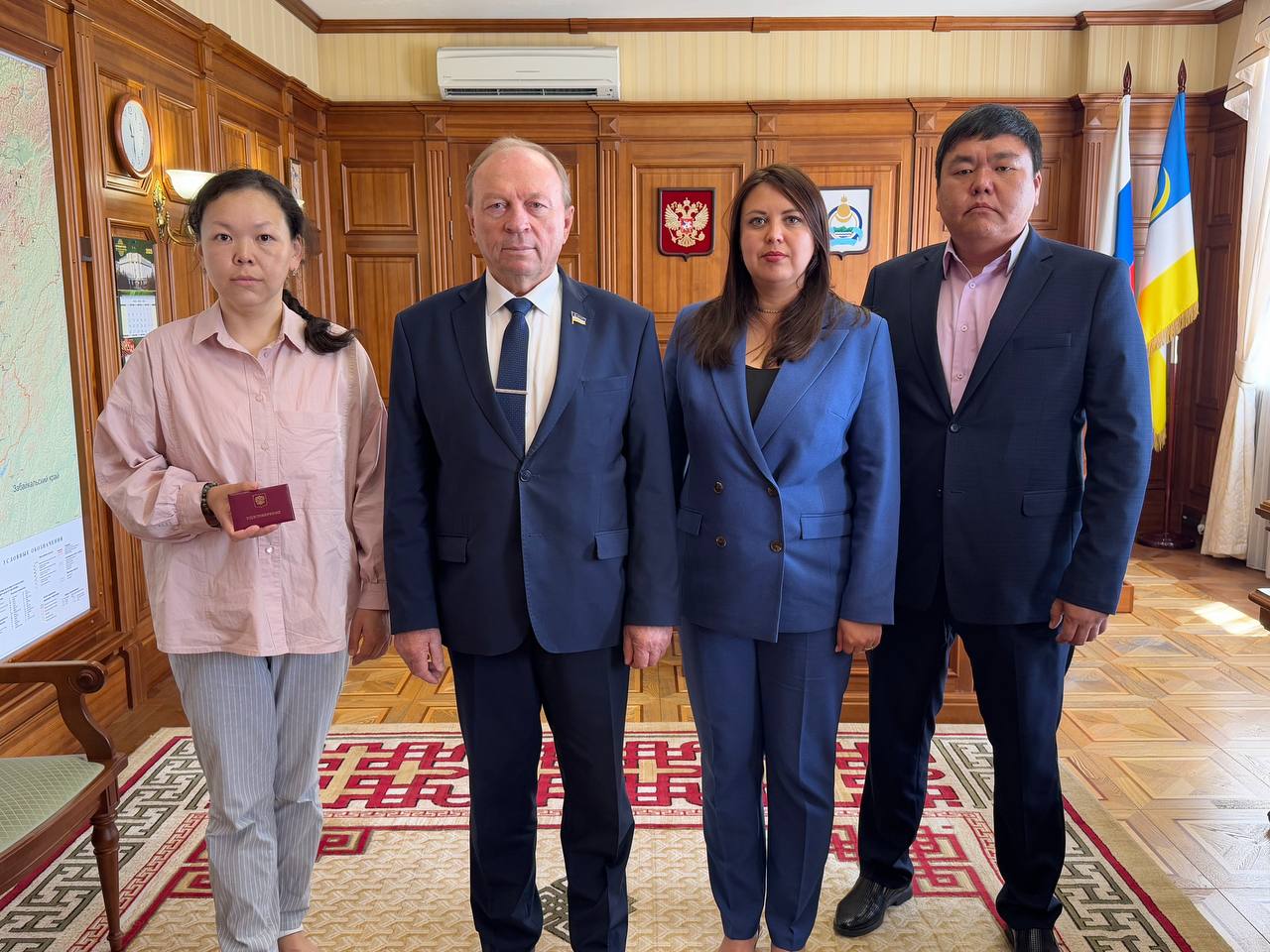 Фото В Народном Хурале Бурятии вручили удостоверения новым мировым  судьям республики