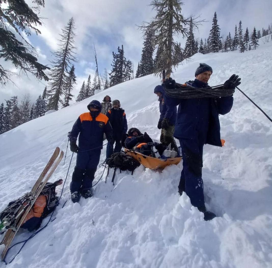 Фото Спасатели Бурятии и Иркутска искали лыжника, сломавшего ногу в горах