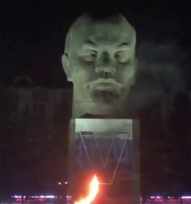 Фото В Улан-Удэ подожгли баннер с буквой V у головы Ленина (ВИДЕО)