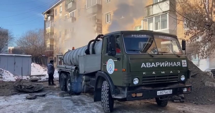 Фото Коммунальщики Улан-Удэ установили место утечки горячей воды в «разбухшем» доме на Калашникова