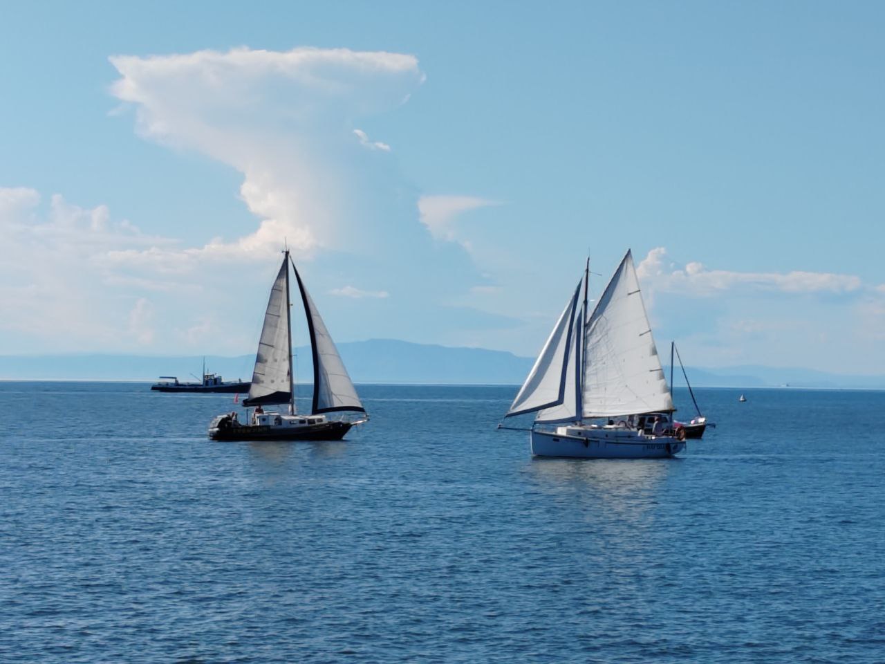 Фото В Бурятии мужчина на лодке столкнулся с большим камнем