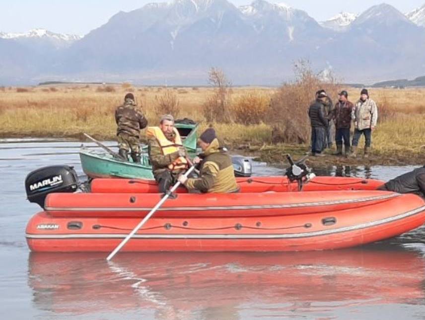 Фото В Бурятии на реке Тунка перевернулась лодка с людьми