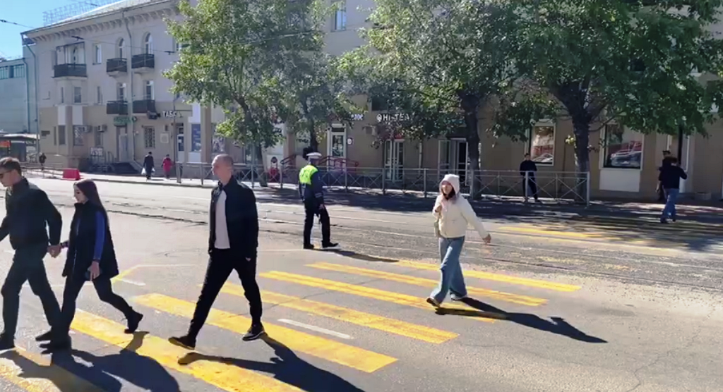 Фото В Улан-Удэ на временной остановке «Советская» работает регулировщик