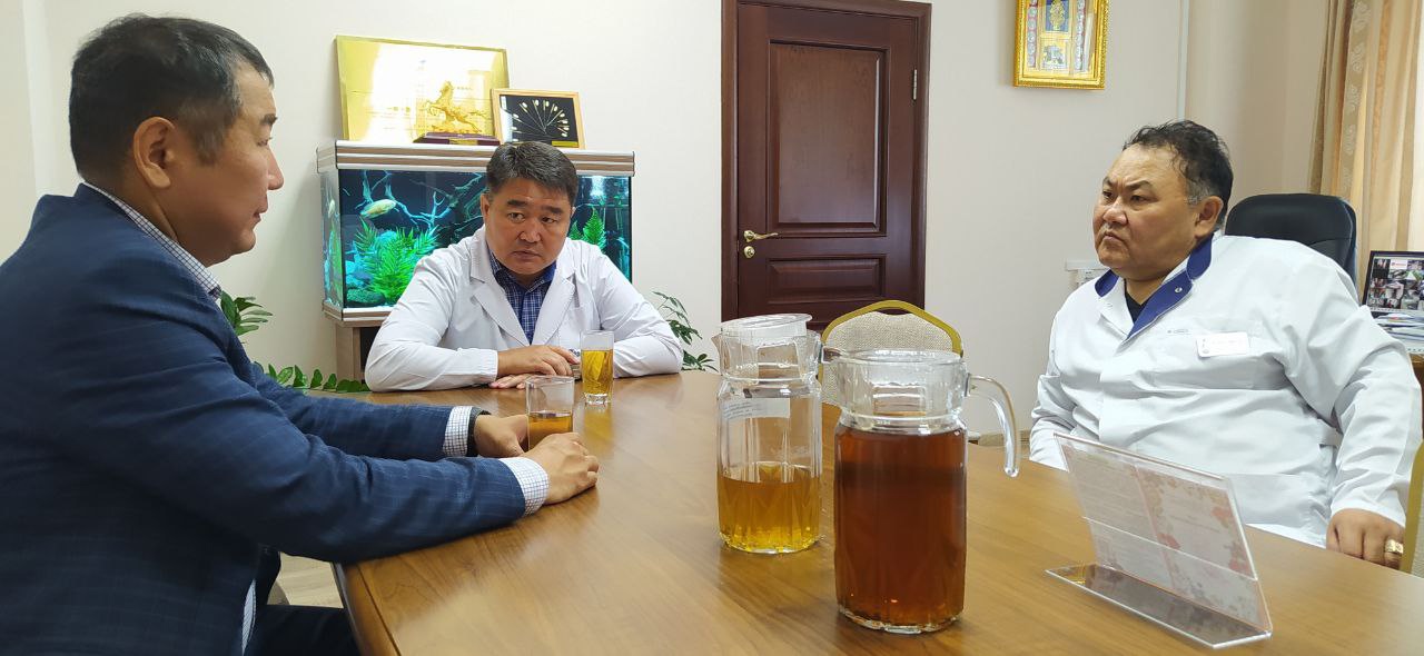 Фото Министр туризма Бурятии встретился с главным врачом Центра восточной медицины