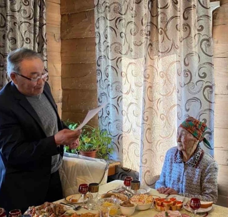 Фото В селе Дутулур Закаменского района Бурятии поздравили ветерана тыла с юбилеем