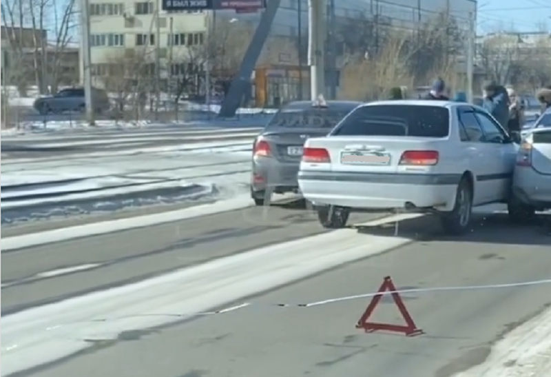 Фото В Улан-Удэ на Ключевской произошло сразу два ДТП по обе стороны дороги 