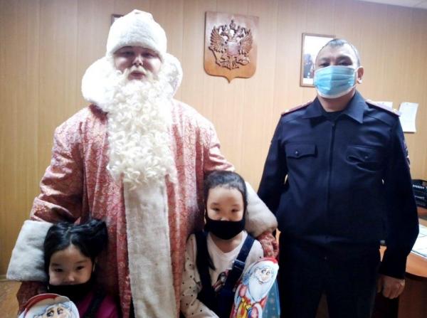 Фото Сотрудники ПДН и полиции в Улан-Удэ вручили подарки детям (ФОТО)