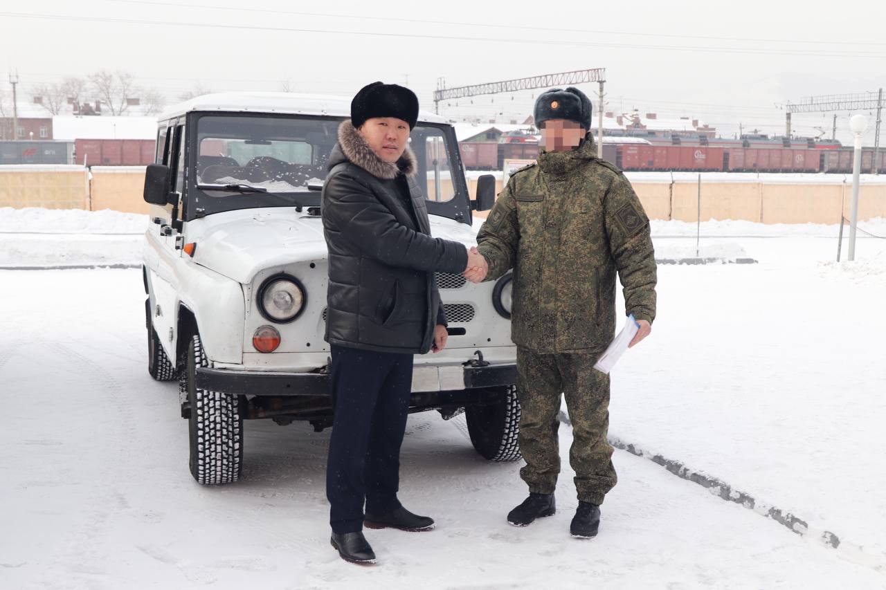 Фото В Бурятии Еравнинский район передал автомобиль для военнослужащих-земляков